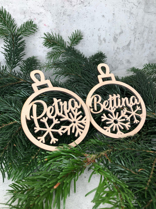 Christbaumkugeln aus Holz mit den Namen Petra und Bettina