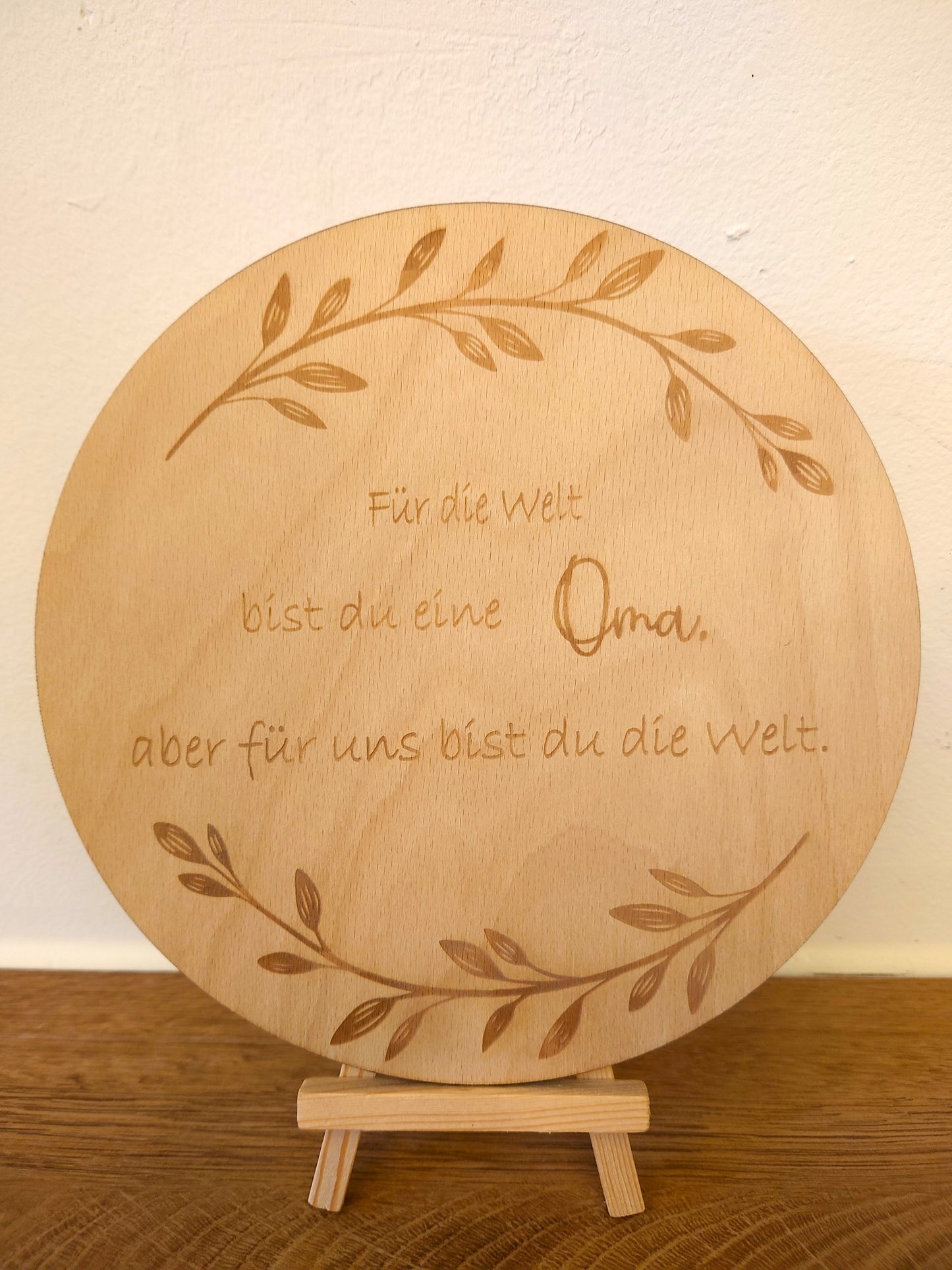 Schild mit Spruch "Für die Welt bist du eine Oma"