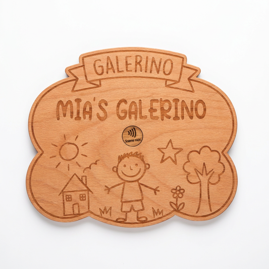 Galerino – personalisiertes Holzschild aus Buche für Kinderzeichnungen, Wolkenform mit graviertem Namen