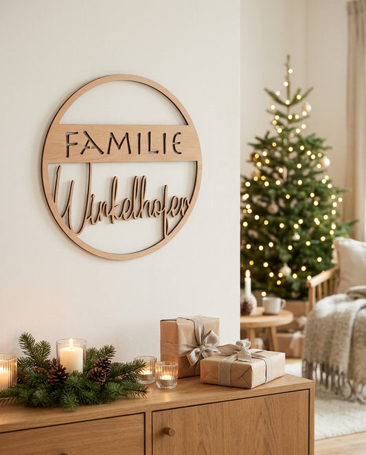 Namenskreis Familie „Dekor“ aus Holz an der Wohnzimmerwand mit Christbaum und Geschenken