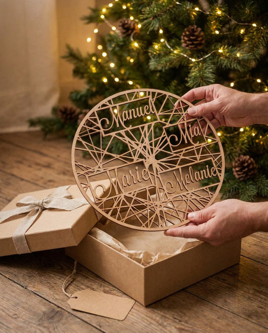 Personalisierter Namenskreis aus Holz als Weihnachtsgeschenk unter dem Christbaum